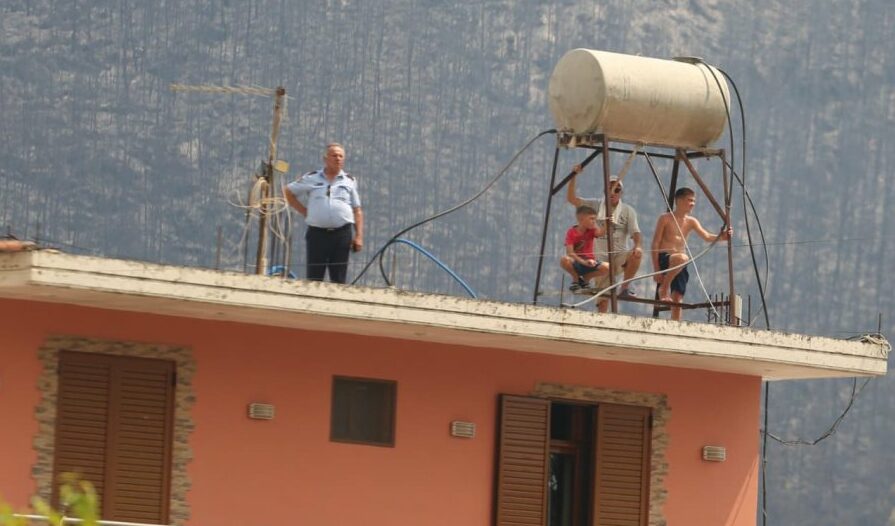 foto-sa-per-mijera-fjale/-delvina-po-kthehet-ne-toke-te-shkrete,-zona-behet-shkrumb-e-hi.-banoret-dhe-emergjencat-civile-ne-dore-te-perendise!-(video) foto-sa-per-mijera-fjale/-delvina-po-kthehet-ne-toke-te-shkrete,-zona-behet-shkrumb-e-hi.-banoret-dhe-emergjencat-civile-ne-dore-te-perendise!-(video)