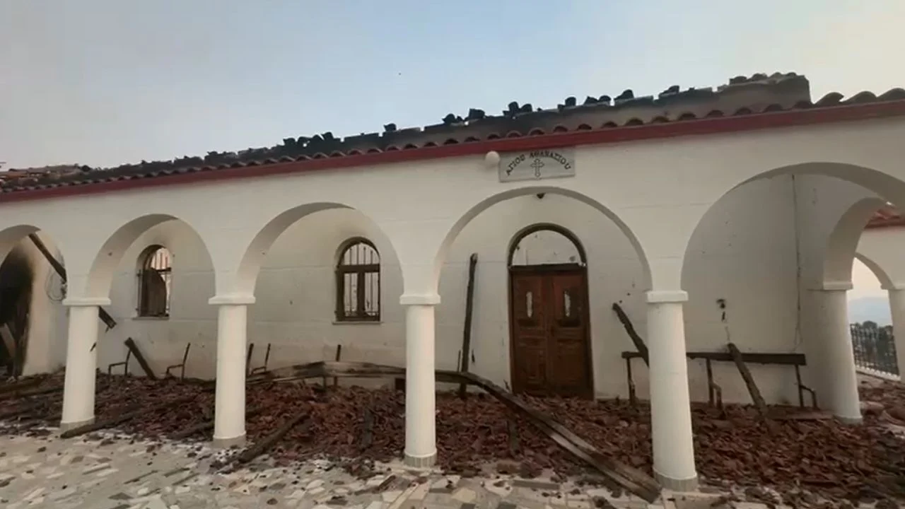 zjarri-djeg-kishen-e-saporestauruar-ne-lefterohor-te-delvines,-flaket-perfshijne-edhe-varrezat-e-fshatit zjarri-djeg-kishen-e-saporestauruar-ne-lefterohor-te-delvines,-flaket-perfshijne-edhe-varrezat-e-fshatit