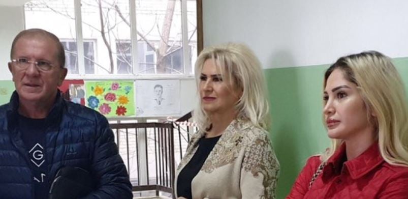 engjin-e-ka-marre-shume-malli-per-nenen-dhe-babane-e-saj,-nuk-i-mban-dot-lotet-dhe-publikon-nje-foto-rreqethese engjin-e-ka-marre-shume-malli-per-nenen-dhe-babane-e-saj,-nuk-i-mban-dot-lotet-dhe-publikon-nje-foto-rreqethese