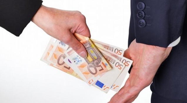 zbardhet-skema-e-ryshfetit/-inspektoret-i-kerkuan-pronarit-te-lokalit-1000-euro-per-te-mos-i-prishur-tenden!-parate-tentuan-t’i-fshihnin-ne-nje-lokal,-si-rane-ne-kurthin-e-policise zbardhet-skema-e-ryshfetit/-inspektoret-i-kerkuan-pronarit-te-lokalit-1000-euro-per-te-mos-i-prishur-tenden!-parate-tentuan-t’i-fshihnin-ne-nje-lokal,-si-rane-ne-kurthin-e-policise