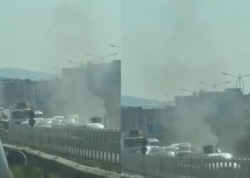 makina-shkrumbohet-nga-flaket/-tymi-bllokon-aksin-tirane-durres,-ndersa-krijohen-rradhe-te-gjata-trafiku makina-shkrumbohet-nga-flaket/-tymi-bllokon-aksin-tirane-durres,-ndersa-krijohen-rradhe-te-gjata-trafiku