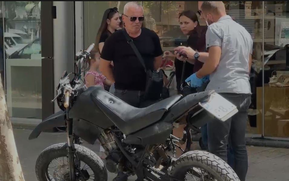 panik-ne-shkoder!-nje-person-i-armatosur-futet-me-skafander-ne-argjendari!-refuzon-te-identifikohet,-largohet-me-vrap-dhe-‘harron’-motorin panik-ne-shkoder!-nje-person-i-armatosur-futet-me-skafander-ne-argjendari!-refuzon-te-identifikohet,-largohet-me-vrap-dhe-‘harron’-motorin