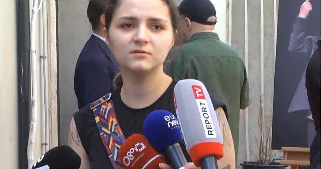 “babain-e-hengri-kanceri-nga-brenda”/-ndarja-nga-jeta-e-aktorit-naun-shundi,-vajza-me-lot-ne-sy:-la-jeten-per-teater “babain-e-hengri-kanceri-nga-brenda”/-ndarja-nga-jeta-e-aktorit-naun-shundi,-vajza-me-lot-ne-sy:-la-jeten-per-teater