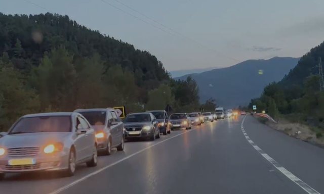 prej-7-oresh-rruget-e-velipojes-dhe-shengjinit-ne-kaos.-shkak-largimi-i-pushuesve-kosovare-prej-motit prej-7-oresh-rruget-e-velipojes-dhe-shengjinit-ne-kaos.-shkak-largimi-i-pushuesve-kosovare-prej-motit