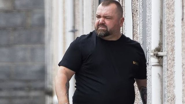 “si-u-fut-dy-here-ilegalisht-ne-angli?!”,-daily-mail-investigim-per-edmond-kallmin,-vrasesin-nga-berati-qe-vrau-gruan-me-femijen-1-vjec-ne-dore “si-u-fut-dy-here-ilegalisht-ne-angli?!”,-daily-mail-investigim-per-edmond-kallmin,-vrasesin-nga-berati-qe-vrau-gruan-me-femijen-1-vjec-ne-dore