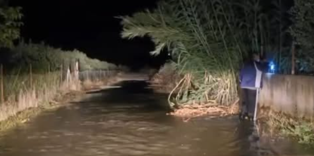 reshjet-krijojne-emergjence-ne-vlore,-dy-banesa-dhe-nje-subjekt-ne-rrezik-nga-carja-e-kanalit-ne-xhyherine reshjet-krijojne-emergjence-ne-vlore,-dy-banesa-dhe-nje-subjekt-ne-rrezik-nga-carja-e-kanalit-ne-xhyherine
