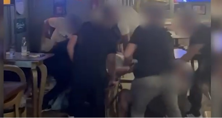 emrat/-policia-aksion-ne-nje-lokal-ne-tirane,-arrestohet-4-te-rinj-me-kokaine!-u-sekuestrohet-droge,-para-dhe-makina emrat/-policia-aksion-ne-nje-lokal-ne-tirane,-arrestohet-4-te-rinj-me-kokaine!-u-sekuestrohet-droge,-para-dhe-makina