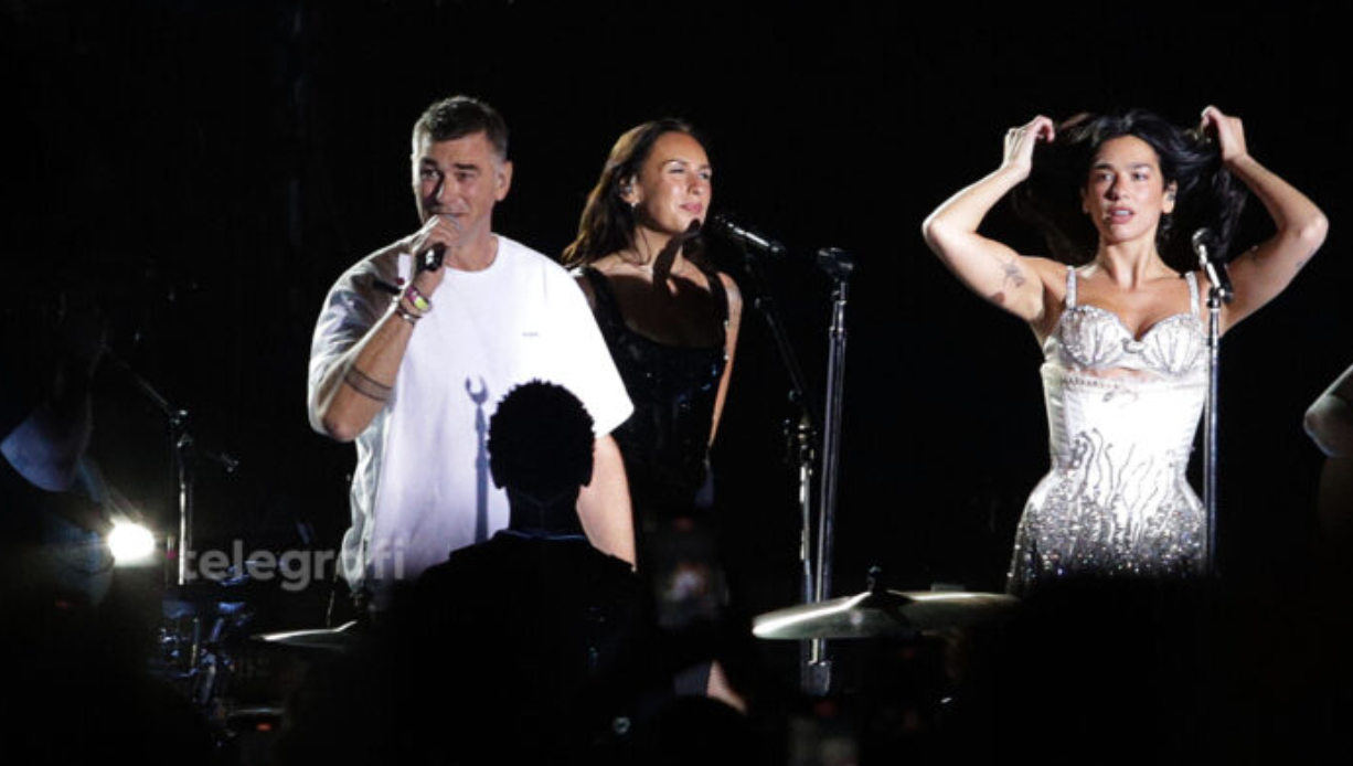 momenti-i-vecante-kur-dua-lipa-kendon-ne-shqip-kengen-“era”-shoqeruar-nga-babai-i-saj-dukagjin-lipa-ne-skenen-e-festivalit-‘sunny-hill’ momenti-i-vecante-kur-dua-lipa-kendon-ne-shqip-kengen-“era”-shoqeruar-nga-babai-i-saj-dukagjin-lipa-ne-skenen-e-festivalit-‘sunny-hill’