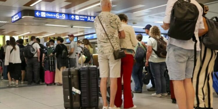 skandal/-djalit-10-vjecar-i-skadon-pasaporta,-prinderit-e-braktisin-ne-aeroport-per-te-mos-humbur-fluturimin skandal/-djalit-10-vjecar-i-skadon-pasaporta,-prinderit-e-braktisin-ne-aeroport-per-te-mos-humbur-fluturimin