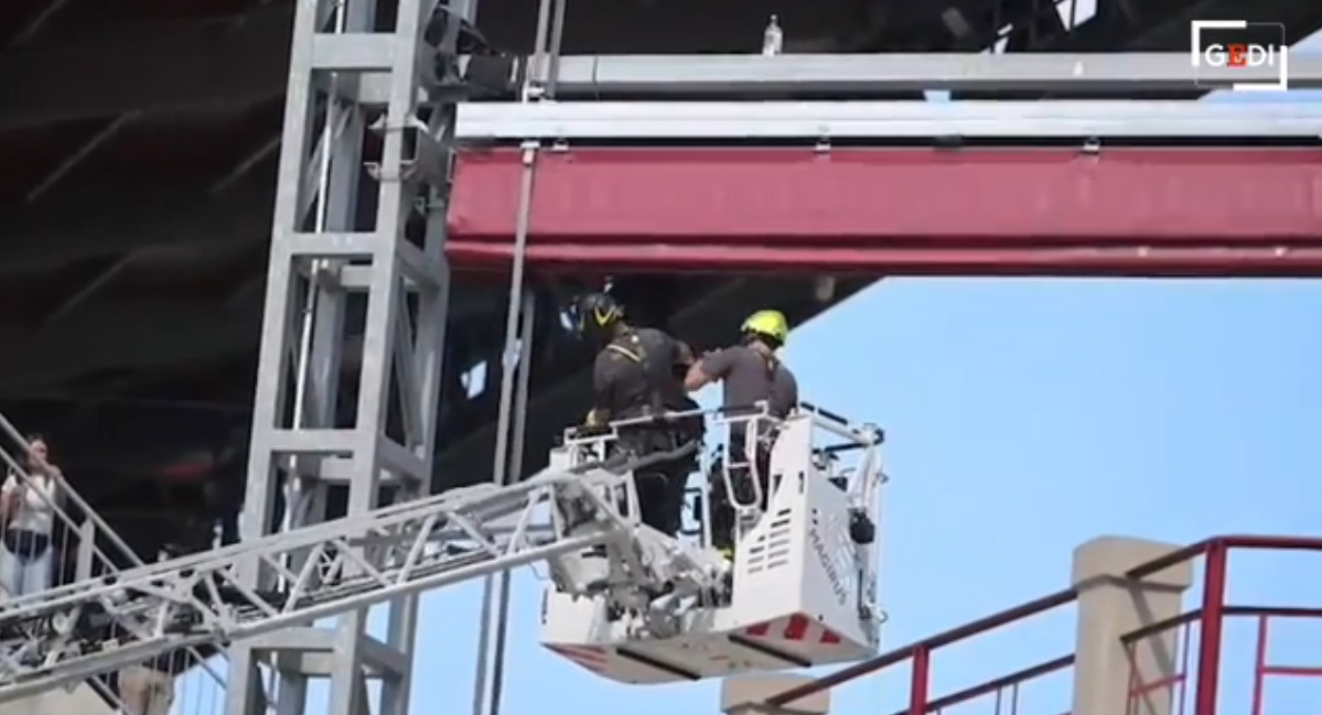 shmanget-tragjedia-ne-stadiumin-e-torinos,-personi-me-litar-ne-qafe-hidhet-nga-15-metra-por-shpetohet-nga-zjarrfikesit-(video) shmanget-tragjedia-ne-stadiumin-e-torinos,-personi-me-litar-ne-qafe-hidhet-nga-15-metra-por-shpetohet-nga-zjarrfikesit-(video)