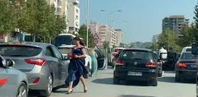 sezoni-i-dasmave/-dasmoret-ne-vlore-ia-marrin-valles-ne-mes-te-rruges,-bllokojne-qarkullimin-e-automjeteve sezoni-i-dasmave/-dasmoret-ne-vlore-ia-marrin-valles-ne-mes-te-rruges,-bllokojne-qarkullimin-e-automjeteve