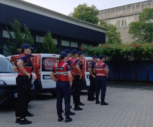policia-e-shtetit-rrethon-news24,-kerkon-nxjerrjen-me-force-nga-ambientet.-gazetareve-u-ndalohet-hyrja-ne-redaksi policia-e-shtetit-rrethon-news24,-kerkon-nxjerrjen-me-force-nga-ambientet.-gazetareve-u-ndalohet-hyrja-ne-redaksi