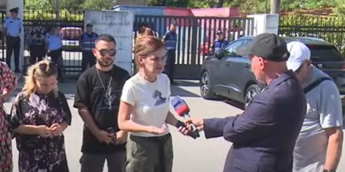 sulmi-ndaj-news24/-perplotet-drejtoresha-e-pergjithshme-anila-jole:-i-paprecedente,-230-punonjes-u-hodhen-ne-rruge,-u-trajtuam-si-kriminele,-jo-gazetare-(video) sulmi-ndaj-news24/-perplotet-drejtoresha-e-pergjithshme-anila-jole:-i-paprecedente,-230-punonjes-u-hodhen-ne-rruge,-u-trajtuam-si-kriminele,-jo-gazetare-(video)