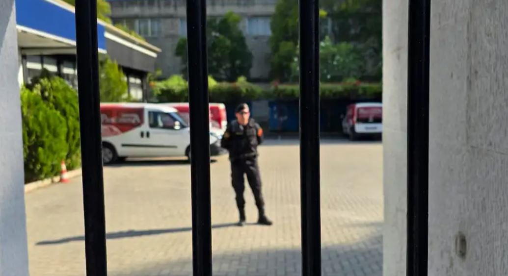 “news24-pa-sinjal-transmetimi”/-dw:-godina-e-kompanise-medatike-u-rrethua-nga-forcat-e-policise,-u-cilesua-si-sulm-i-paprecedent “news24-pa-sinjal-transmetimi”/-dw:-godina-e-kompanise-medatike-u-rrethua-nga-forcat-e-policise,-u-cilesua-si-sulm-i-paprecedent