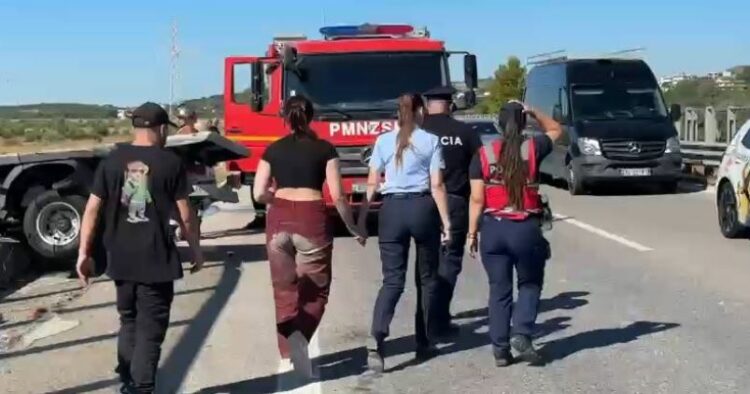 aksidenti-tragjik-ne-levan-vlore,-zbardhet-dinamika:-turistja-italiane-goditi-nga-pas-kamioncinen-dhe-me-pas… aksidenti-tragjik-ne-levan-vlore,-zbardhet-dinamika:-turistja-italiane-goditi-nga-pas-kamioncinen-dhe-me-pas…