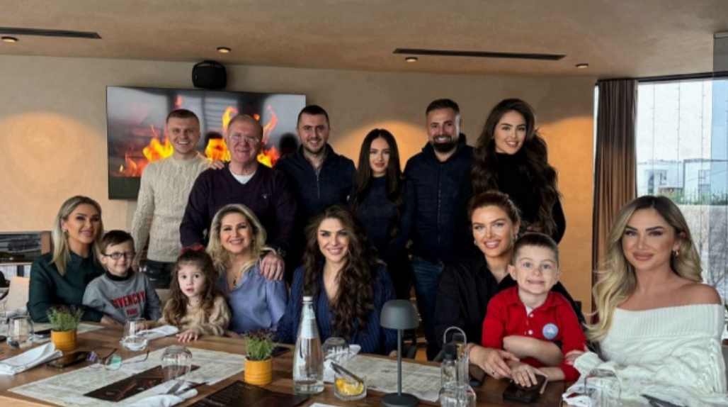 shyhrete-behluli-e-mblodhi-krejt-familjen-per-pushime,-por-vetem-dhendri-i-ri-po-mungon-–-engji-s’i-erdhi-mire-hic shyhrete-behluli-e-mblodhi-krejt-familjen-per-pushime,-por-vetem-dhendri-i-ri-po-mungon-–-engji-s’i-erdhi-mire-hic