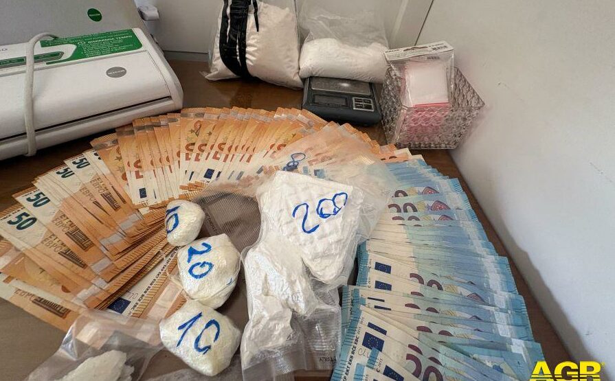 arrestohet-40-vjecari-shqiptar/-nen-arrest-shtepiak-shiste-droge-nga-dera,-i-gjendet-mbi-1-kg-kokaine-dhe-mijera… arrestohet-40-vjecari-shqiptar/-nen-arrest-shtepiak-shiste-droge-nga-dera,-i-gjendet-mbi-1-kg-kokaine-dhe-mijera…