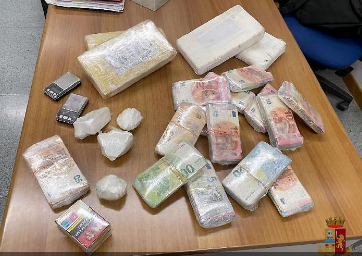 u-kapen-me-15-kg-kokaine-te-paster-dhe-100-mije-euro-cash,-burg-per-2-shqiptaret,-ne-kerkim-edhe-nje-grua u-kapen-me-15-kg-kokaine-te-paster-dhe-100-mije-euro-cash,-burg-per-2-shqiptaret,-ne-kerkim-edhe-nje-grua
