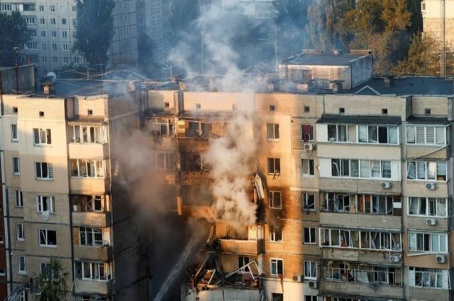 rusia-sulmon-kievin-naten,-1-foshnje-midis-tre-te-vrareve-dhe-18-te-plagosur.-zjarr-ne-seline-e-qeverise rusia-sulmon-kievin-naten,-1-foshnje-midis-tre-te-vrareve-dhe-18-te-plagosur.-zjarr-ne-seline-e-qeverise