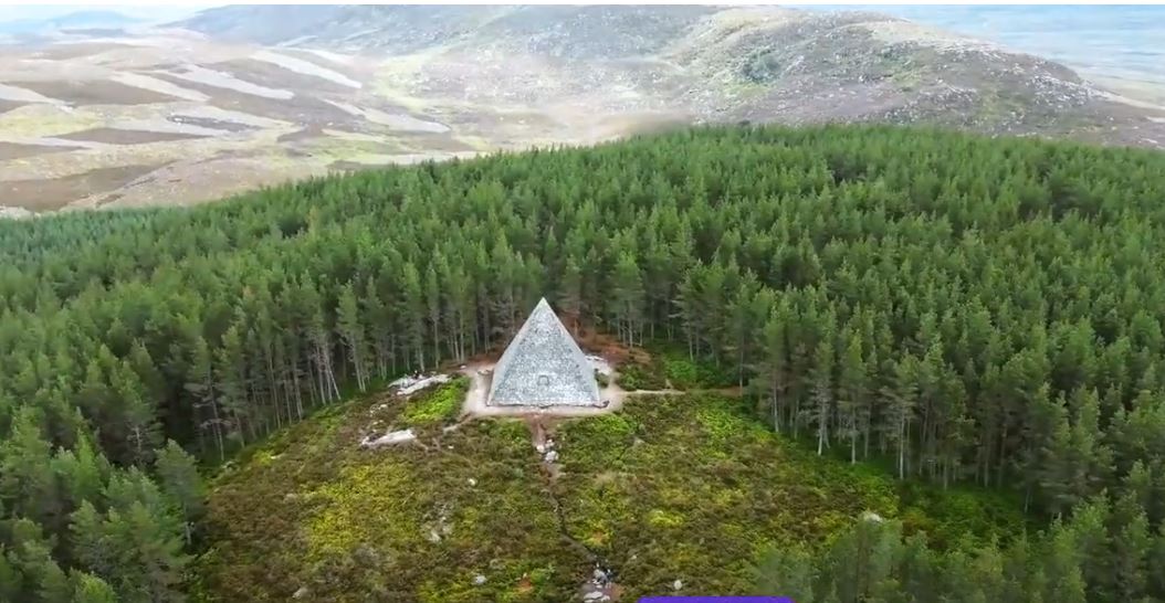 as-alienet-dhe-as-qyteterimet-e-humbura:-sekreti-mbreteror-qe-mbart-‘piramida-e-zeze’-ne-skoci-(video) as-alienet-dhe-as-qyteterimet-e-humbura:-sekreti-mbreteror-qe-mbart-‘piramida-e-zeze’-ne-skoci-(video)