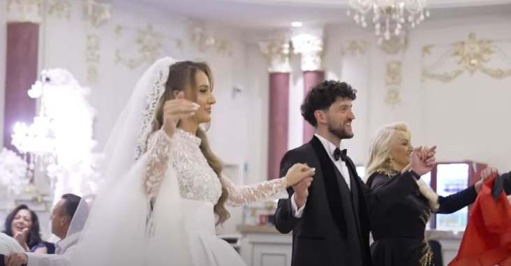 publikohen-pamjet-nga-dasma-e-nipit-te-motrave-mustafa,-kaq-shyhret-ia-ben-ato-–-s’u-ndalen-duke-kercyer-asnje-minute publikohen-pamjet-nga-dasma-e-nipit-te-motrave-mustafa,-kaq-shyhret-ia-ben-ato-–-s’u-ndalen-duke-kercyer-asnje-minute