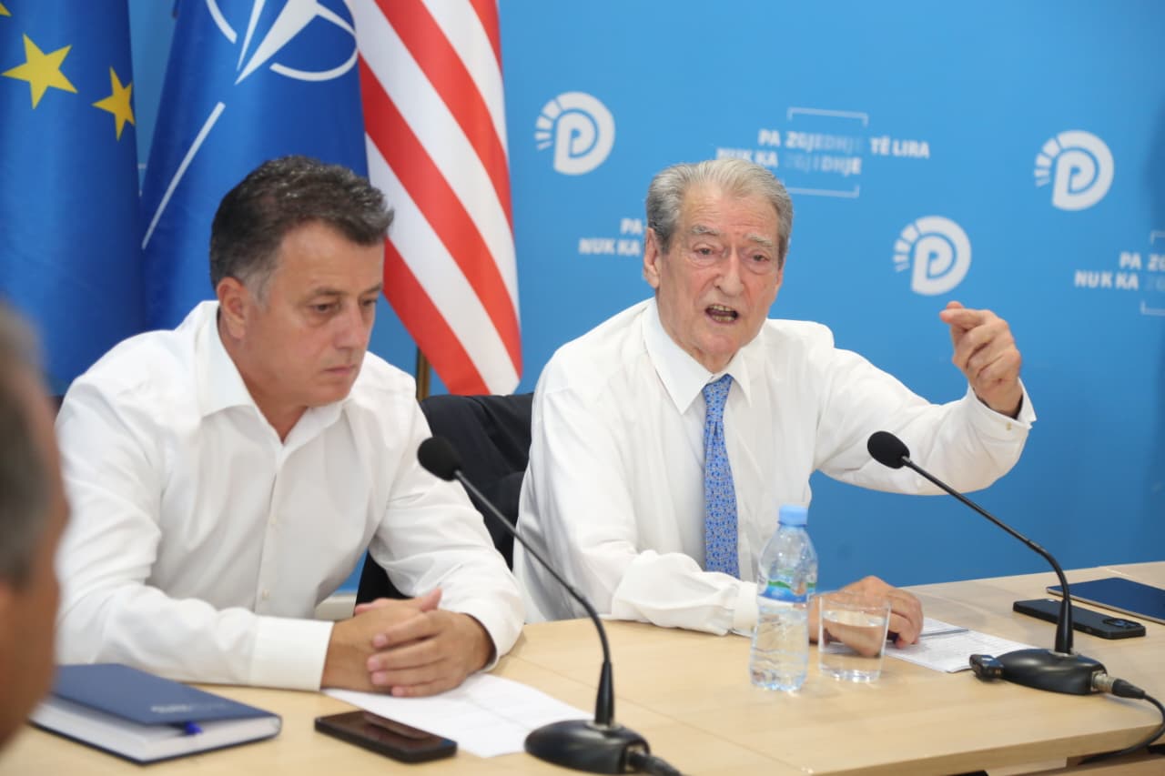 “duhet-te-falenderojme-zotin-qe-jemi-atje”-sali-berisha-zbulon-vendimin:-pd-do-te-jete-ne-parlament!-do-te-shfrytezojme-te-gjitha-kapacitetet “duhet-te-falenderojme-zotin-qe-jemi-atje”-sali-berisha-zbulon-vendimin:-pd-do-te-jete-ne-parlament!-do-te-shfrytezojme-te-gjitha-kapacitetet