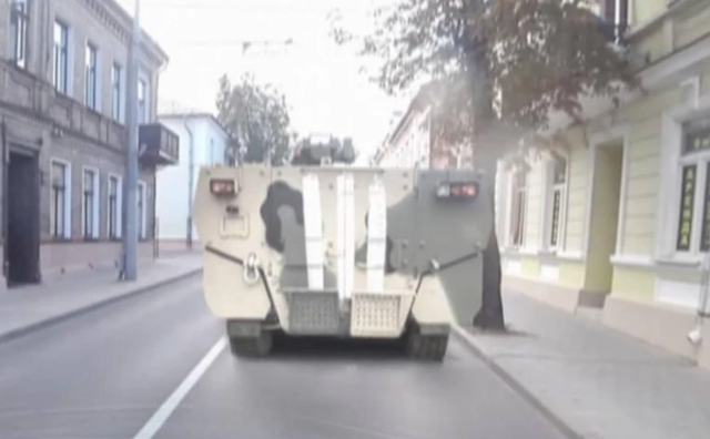autoblindat-ushtarake-ruse-shfaqen-ne-bjellorusi-prane-kufirit-me-polonine,-te-shenjuara-me-tre-vija autoblindat-ushtarake-ruse-shfaqen-ne-bjellorusi-prane-kufirit-me-polonine,-te-shenjuara-me-tre-vija