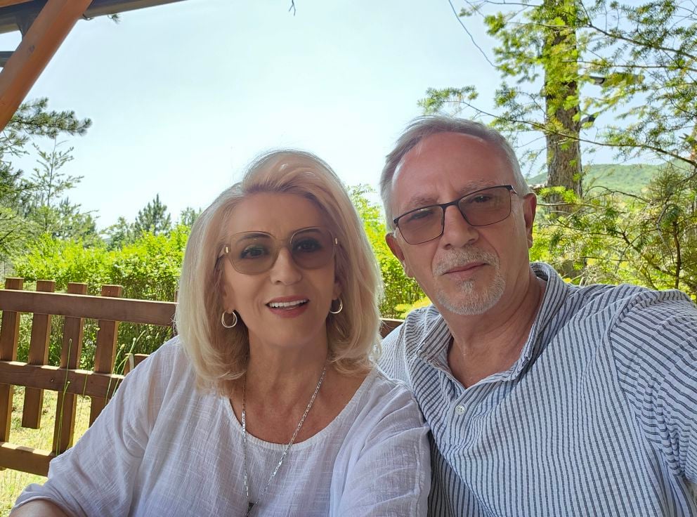 shkurte-fejza-dhe-burri-i-saj-dalin-per-kafe-vetem-ata-te-dy,-asnjeri-nga-femijet-nuk-po-iu-shkon-pas,-po-duken-si-20-vjecar shkurte-fejza-dhe-burri-i-saj-dalin-per-kafe-vetem-ata-te-dy,-asnjeri-nga-femijet-nuk-po-iu-shkon-pas,-po-duken-si-20-vjecar