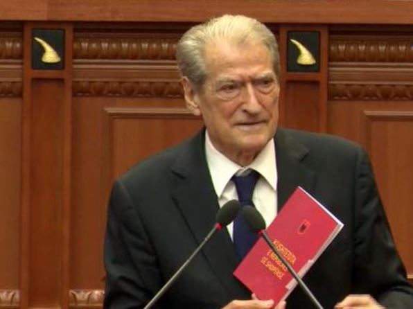 “per-ju-kjo-eshte-nje-pro**itute”/-berisha-sulmon-ashper-per-kushtetuten:-silleni-si-bande-me-rregullat-e-mafias “per-ju-kjo-eshte-nje-pro**itute”/-berisha-sulmon-ashper-per-kushtetuten:-silleni-si-bande-me-rregullat-e-mafias