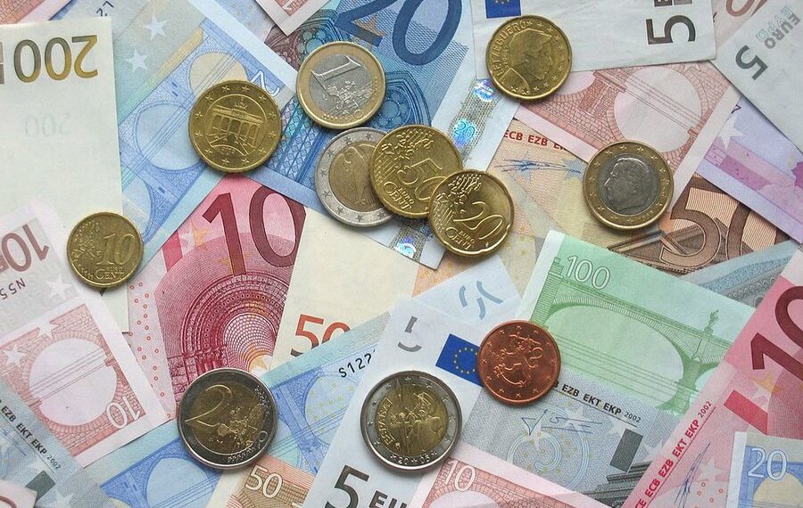 goditje-per-kursin-valutor/-euro-rrezohet-ne-nivel-rekord,-ekspertet-paralajmerojne-zhvillime-te-papritura goditje-per-kursin-valutor/-euro-rrezohet-ne-nivel-rekord,-ekspertet-paralajmerojne-zhvillime-te-papritura