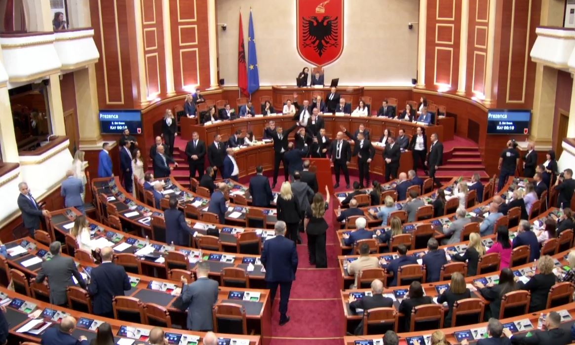 “parti-enver-jemi-gati-kurdohere”-pas-miratimit-te-programit-dhe-kabinetit,-opozita-ironizon-mazhorancen!-rregullorja-‘fluturon’-mbi-kokat-e-ministrave-dhe-deputeteve “parti-enver-jemi-gati-kurdohere”-pas-miratimit-te-programit-dhe-kabinetit,-opozita-ironizon-mazhorancen!-rregullorja-‘fluturon’-mbi-kokat-e-ministrave-dhe-deputeteve