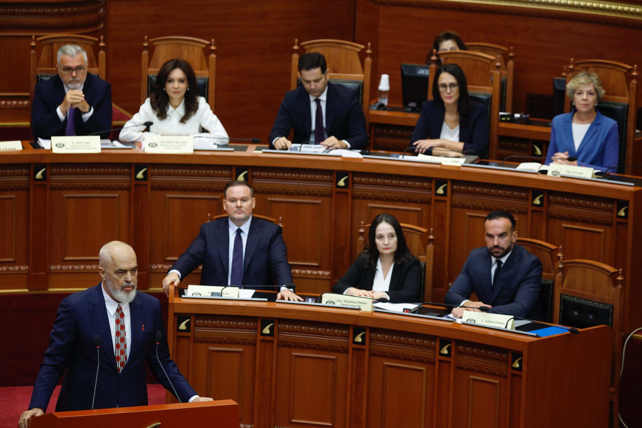 kush-jane-ministrat-e-rinj-te-qeverise-dhe-perballja-me-opoziten-ne-kuvend!-‘prezente’-ne-tv-edhe-diella!-cfare-nuk-u-pa-nga-seanca kush-jane-ministrat-e-rinj-te-qeverise-dhe-perballja-me-opoziten-ne-kuvend!-‘prezente’-ne-tv-edhe-diella!-cfare-nuk-u-pa-nga-seanca