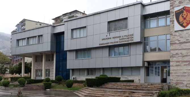 polici-dyshohet-se-kishte-lidhje-intime-me-nje-adoleshente,-prokuroria-leshon-4-urdher-arreste!-efektivi-u-shantazhua-me-video-nga-disa-persona polici-dyshohet-se-kishte-lidhje-intime-me-nje-adoleshente,-prokuroria-leshon-4-urdher-arreste!-efektivi-u-shantazhua-me-video-nga-disa-persona
