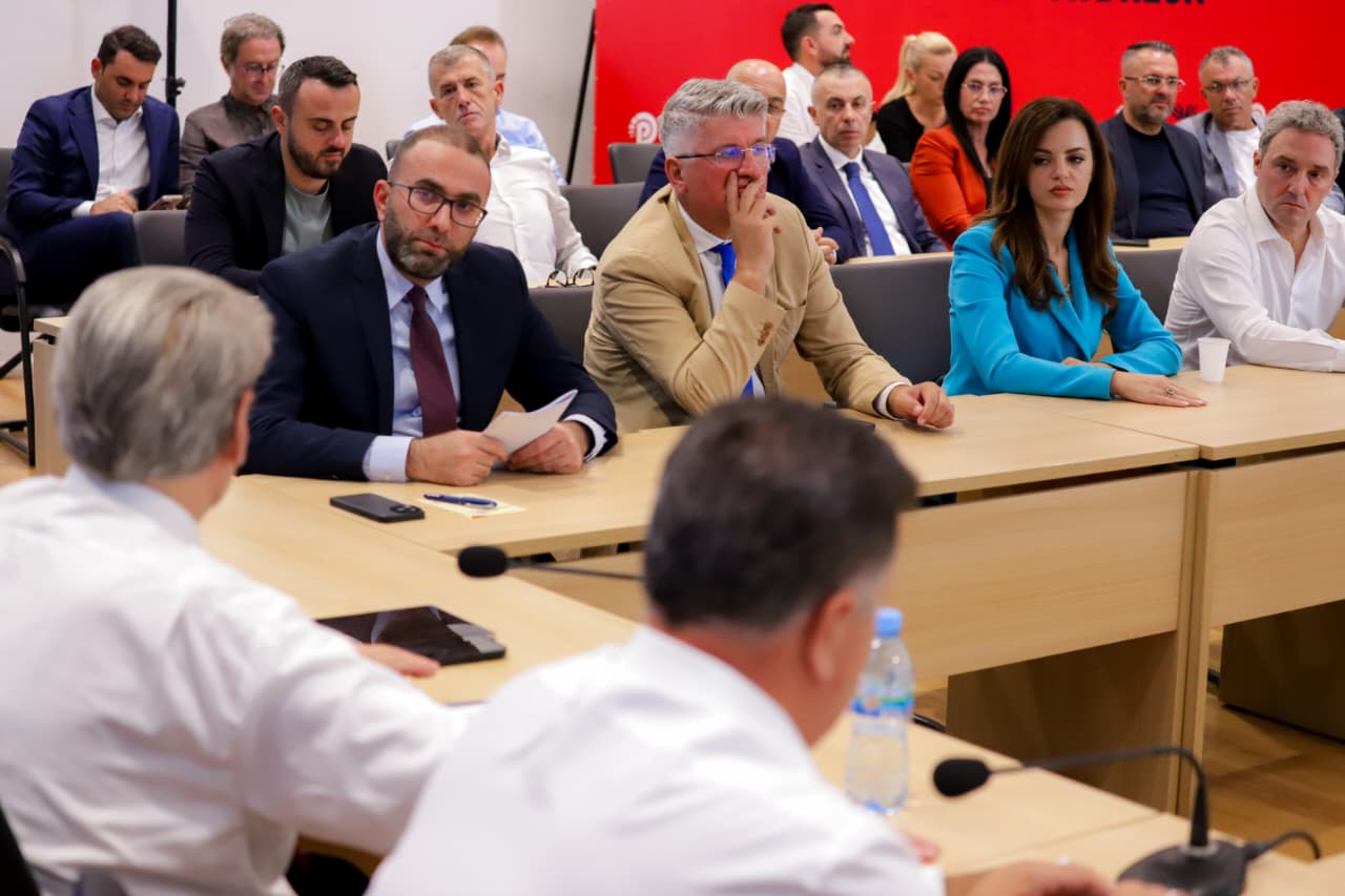 “te-ngreme-njerezit,-t’i-bindim-dhe-pastaj…”-zbardhet-diskutimet-me-dyer-te-mbyllura-ne-grupin-e-pd!-berisha:-te-protestojme-sic-u-be… “te-ngreme-njerezit,-t’i-bindim-dhe-pastaj…”-zbardhet-diskutimet-me-dyer-te-mbyllura-ne-grupin-e-pd!-berisha:-te-protestojme-sic-u-be…