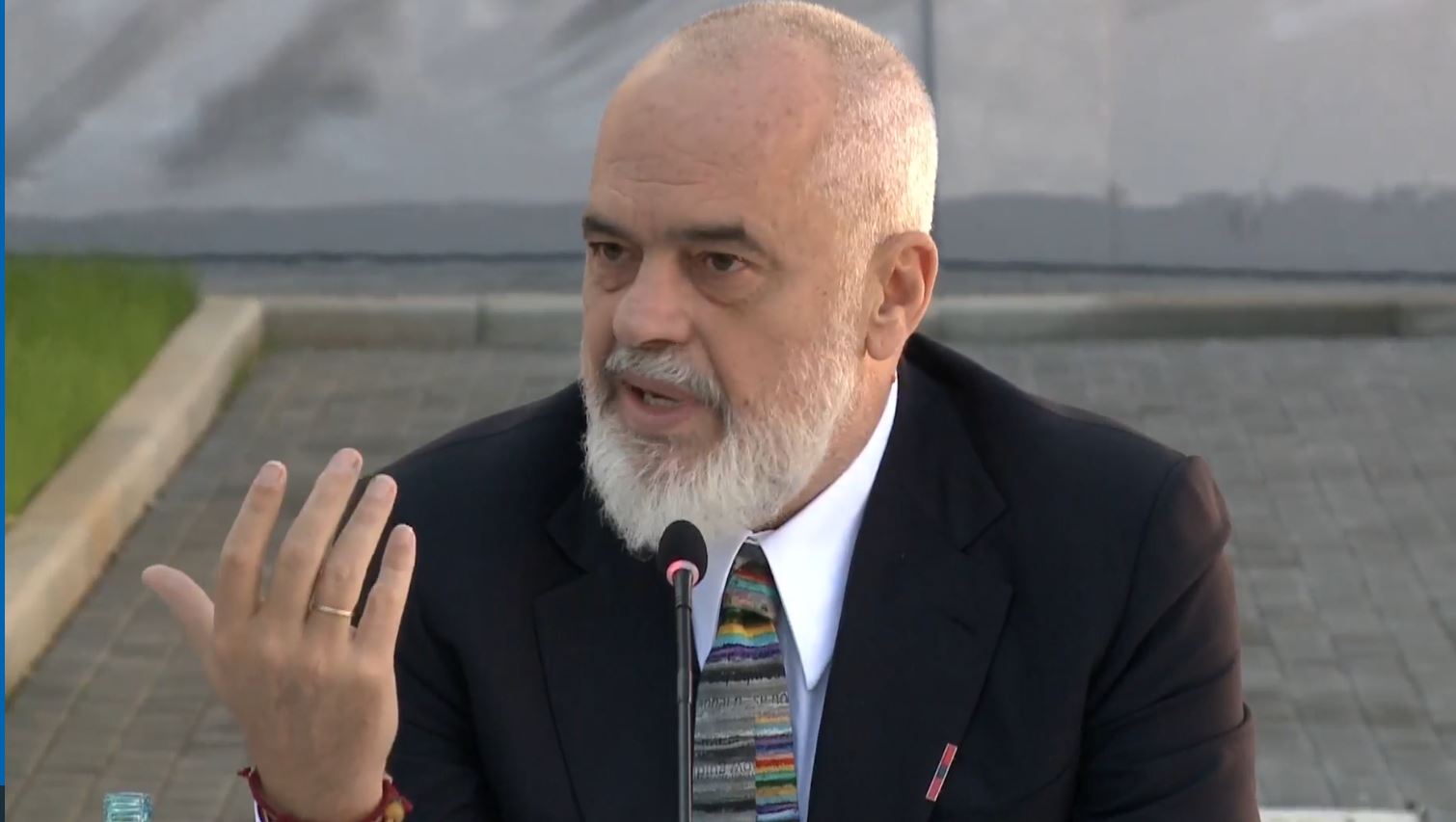 “jeni-nazeli-e-tekanjoze-te-medhenj”-rama-batuta-me-mjeket-e-qsut:-ministrja-u-kthye-ne-fshatin-e-vet,-eshte-shume-e-rrezikshme!-uroj-qe-mos-t’ju-haje “jeni-nazeli-e-tekanjoze-te-medhenj”-rama-batuta-me-mjeket-e-qsut:-ministrja-u-kthye-ne-fshatin-e-vet,-eshte-shume-e-rrezikshme!-uroj-qe-mos-t’ju-haje