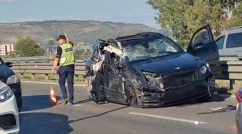 detajet-nga-aksidenti-ne-aksin-lushnje-fier.-makina-perplaset-me-kamionin,-plagoset-nena-me-dy-femijet detajet-nga-aksidenti-ne-aksin-lushnje-fier.-makina-perplaset-me-kamionin,-plagoset-nena-me-dy-femijet