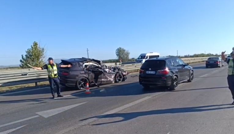 aksident-i-rende-makina-perplaset-me-kamionin-qe-kerkoi-ta-parakaloje,-plagoset-rende-drejtuesi-(video) aksident-i-rende-makina-perplaset-me-kamionin-qe-kerkoi-ta-parakaloje,-plagoset-rende-drejtuesi-(video)