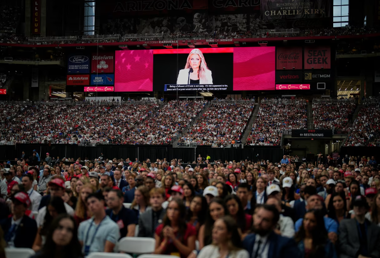 gruaja-e-charlie-kirk-ngre-ne-kembe-stadiumin-ne-arizona:-e-fal-autorin-qe-qelloi-mbi-bashkeshortin-tim gruaja-e-charlie-kirk-ngre-ne-kembe-stadiumin-ne-arizona:-e-fal-autorin-qe-qelloi-mbi-bashkeshortin-tim